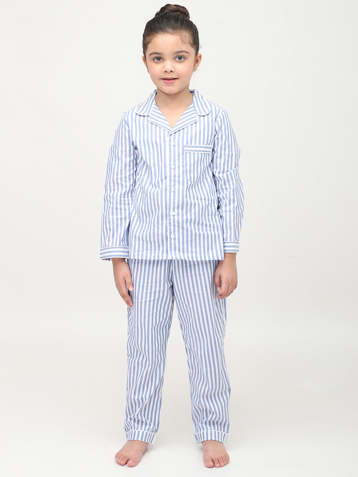 Pijamas de rayas blancas y azules para niñas y niños