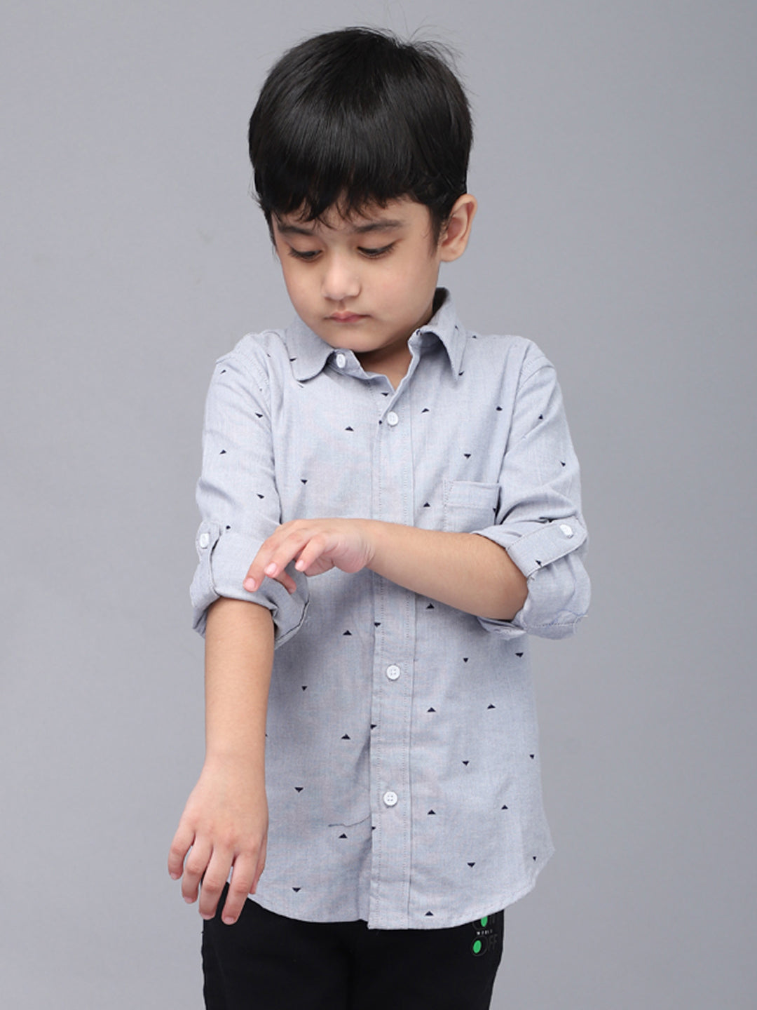 Camisa informal gris de manga larga estampada