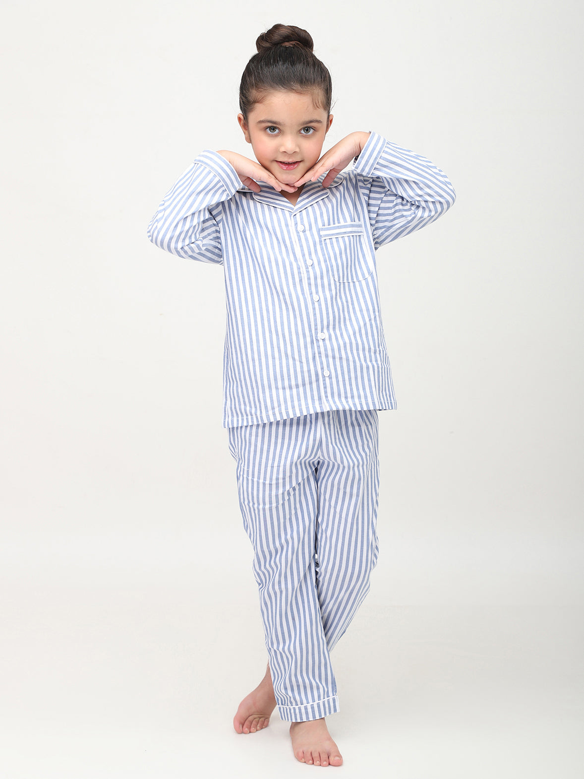 Pijamas de rayas blancas y azules para niñas y niños