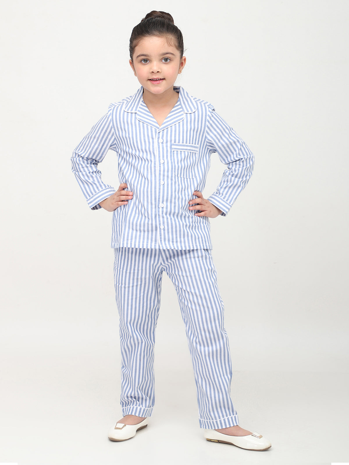 Pijamas de rayas blancas y azules para niñas y niños