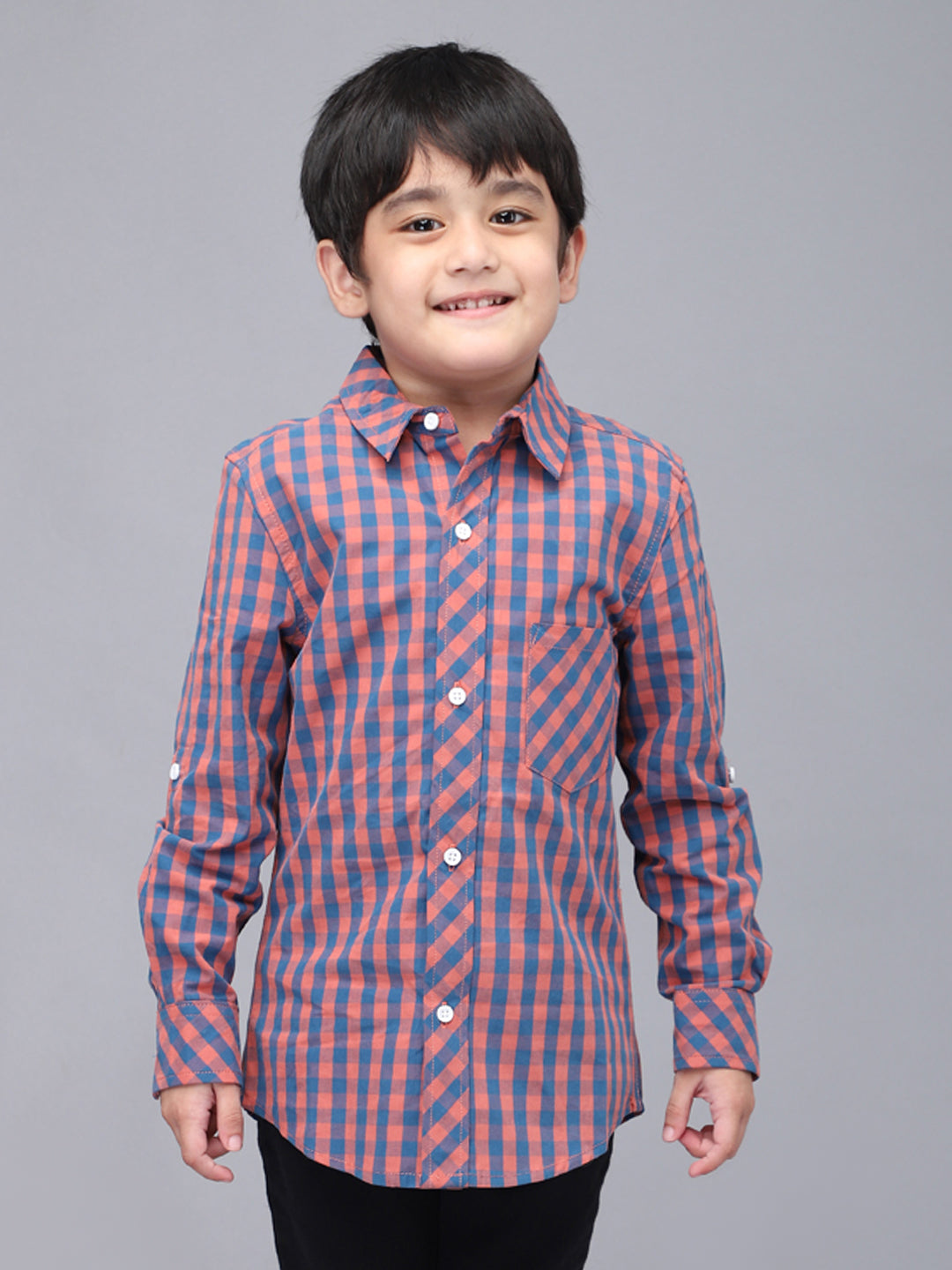 Camisa casual a cuadros rojos y azules de manga larga