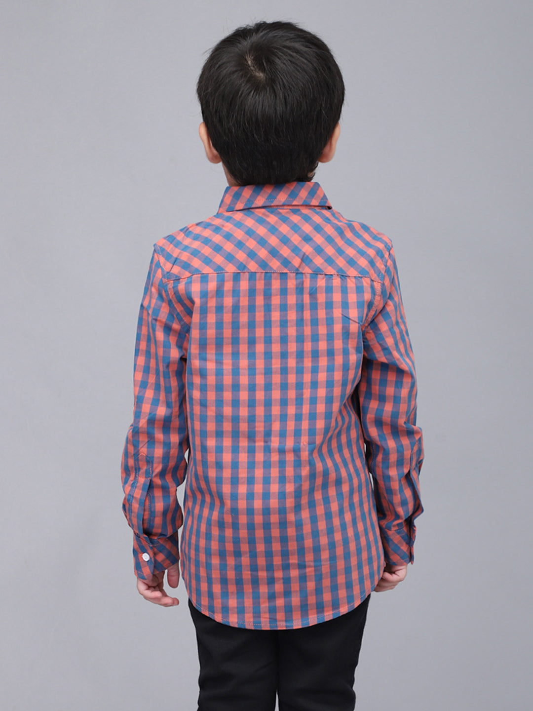 Camisa casual a cuadros rojos y azules de manga larga