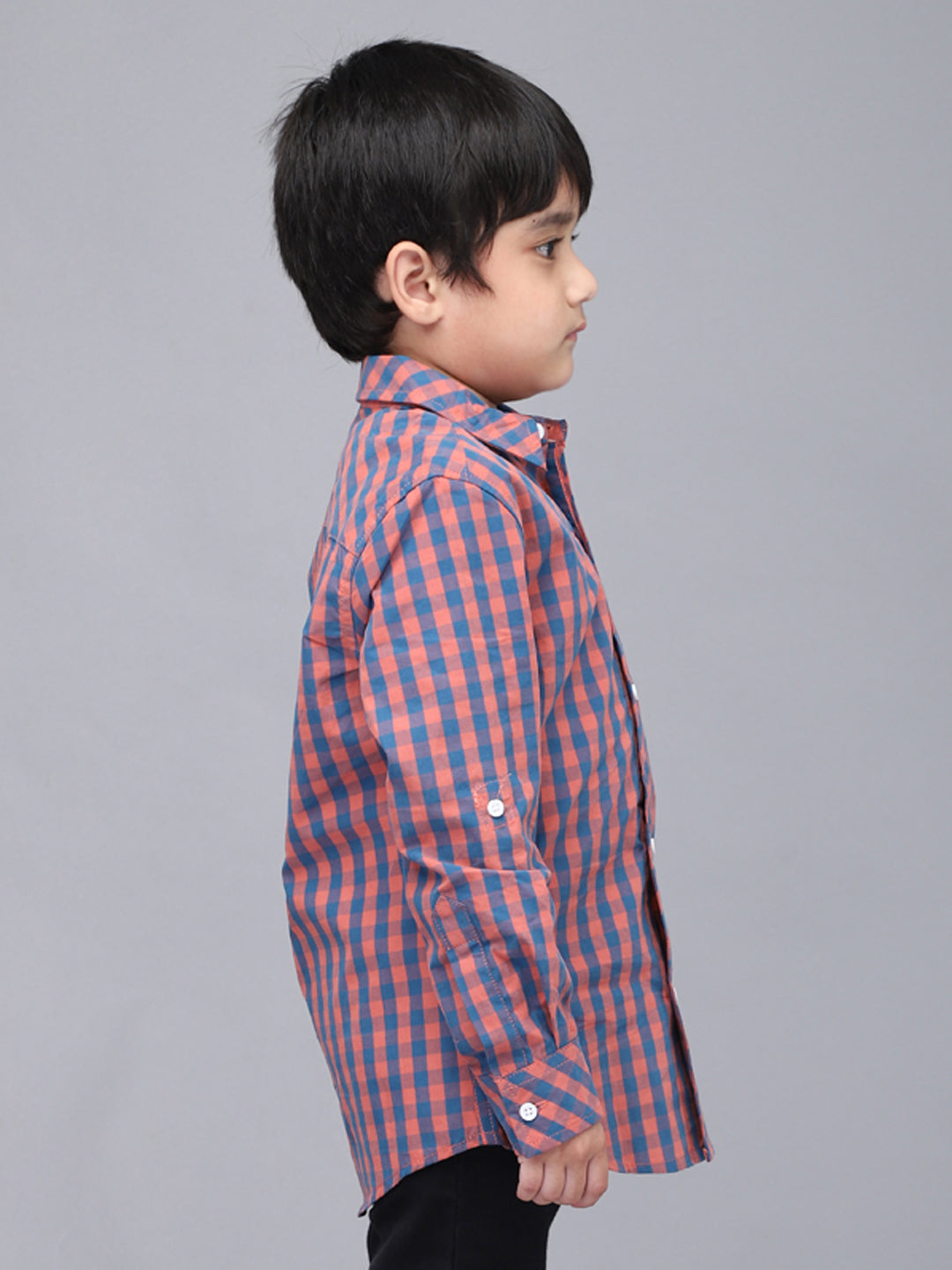 Camisa casual a cuadros rojos y azules de manga larga