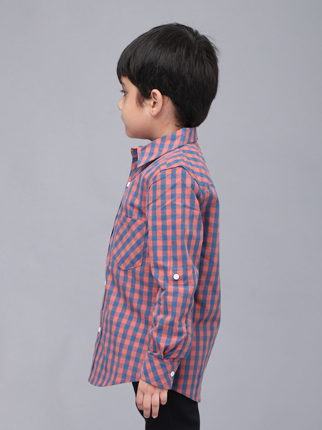 Camisa casual a cuadros rojos y azules de manga larga