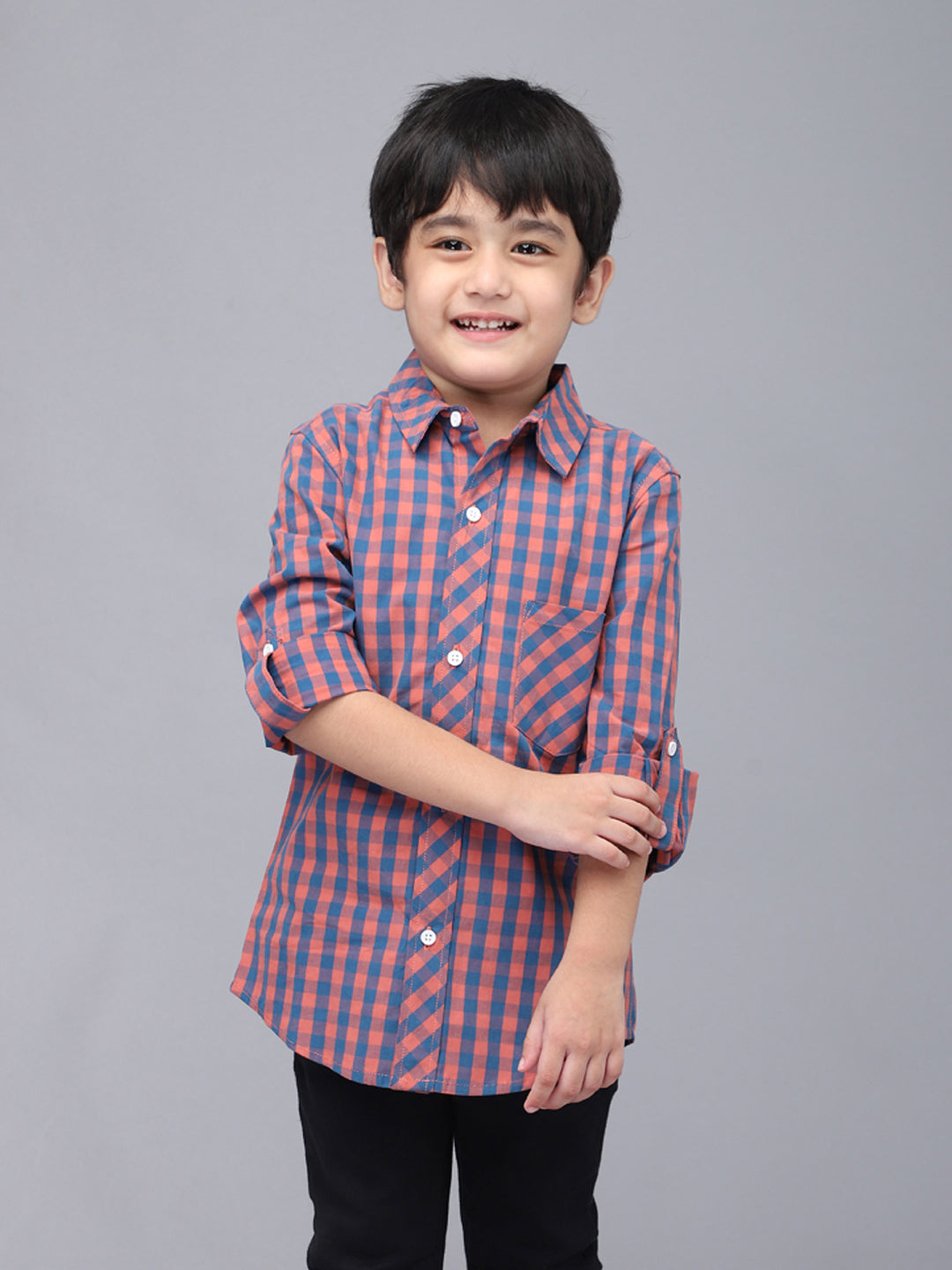 Camisa casual a cuadros rojos y azules de manga larga