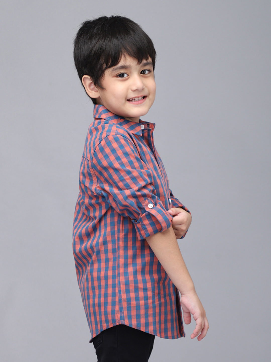 Camisa casual a cuadros rojos y azules de manga larga