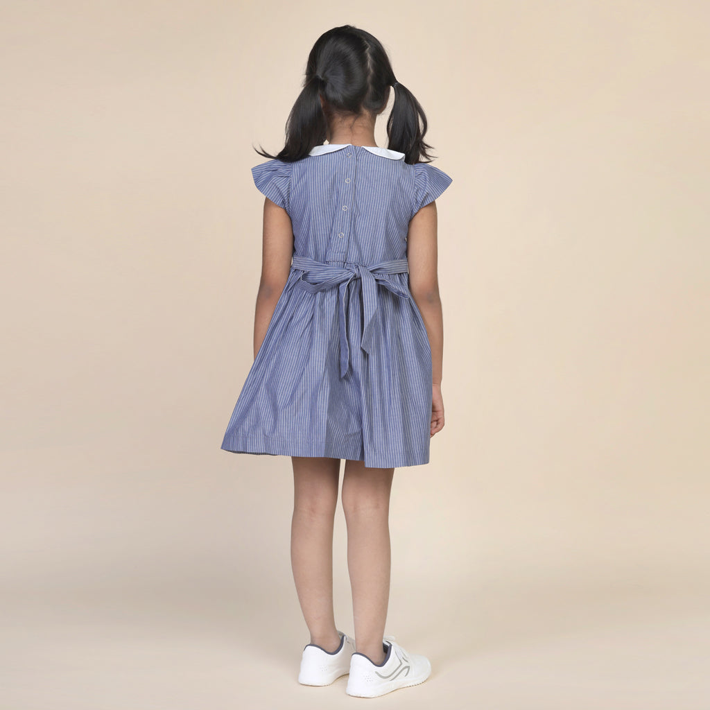 Vestido con cuello Peter Pan y rayas azules