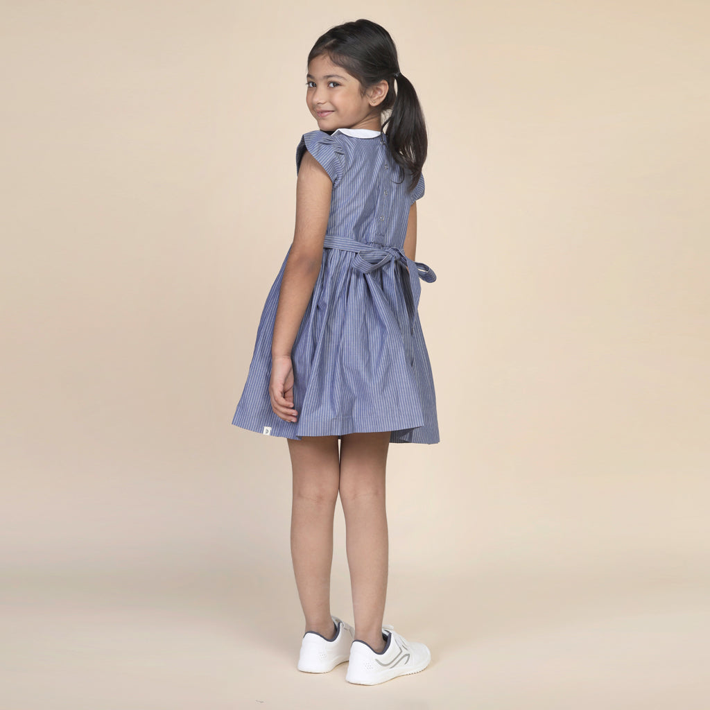 Vestido con cuello Peter Pan y rayas azules