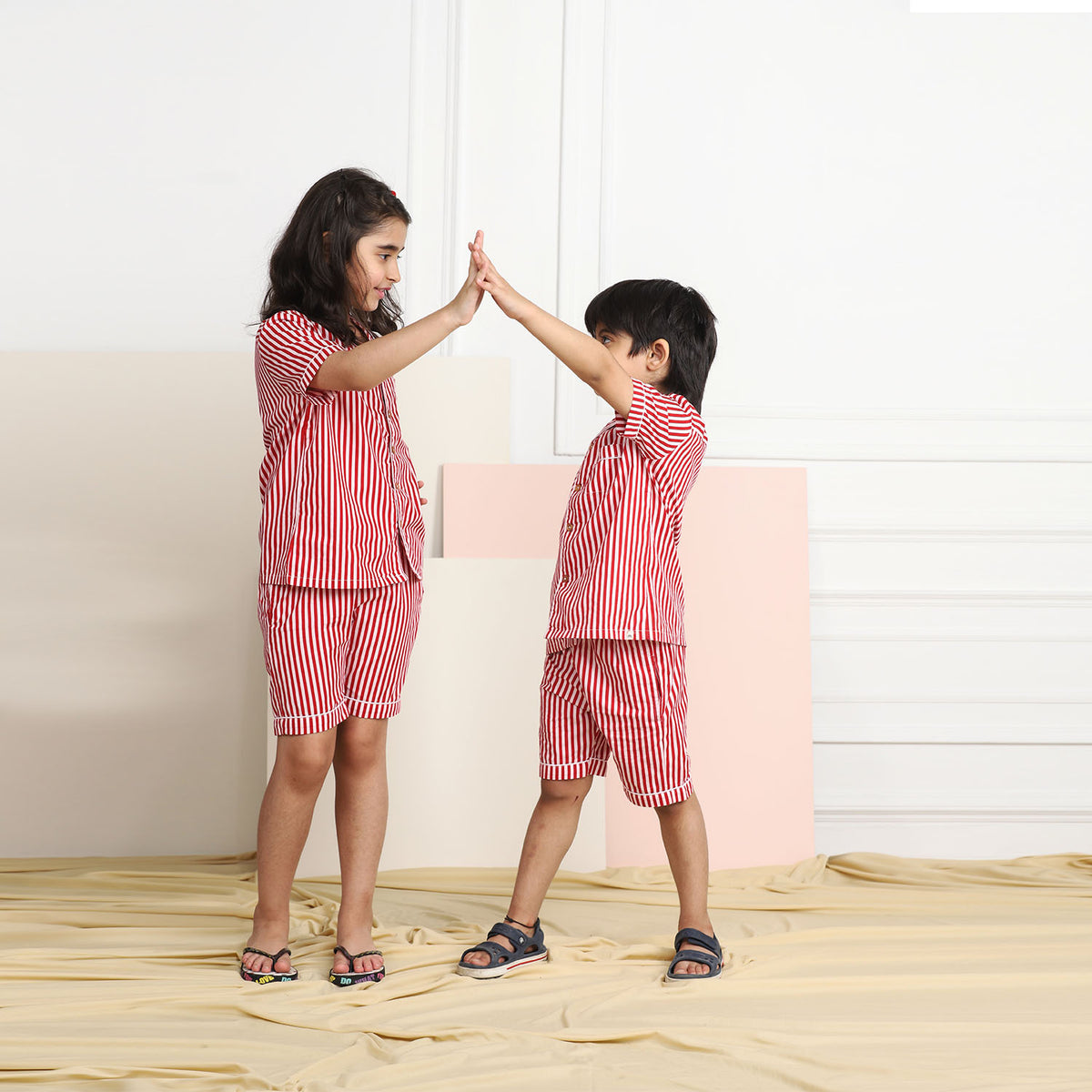 Monos de dormir unisex a rayas rojas con muescas