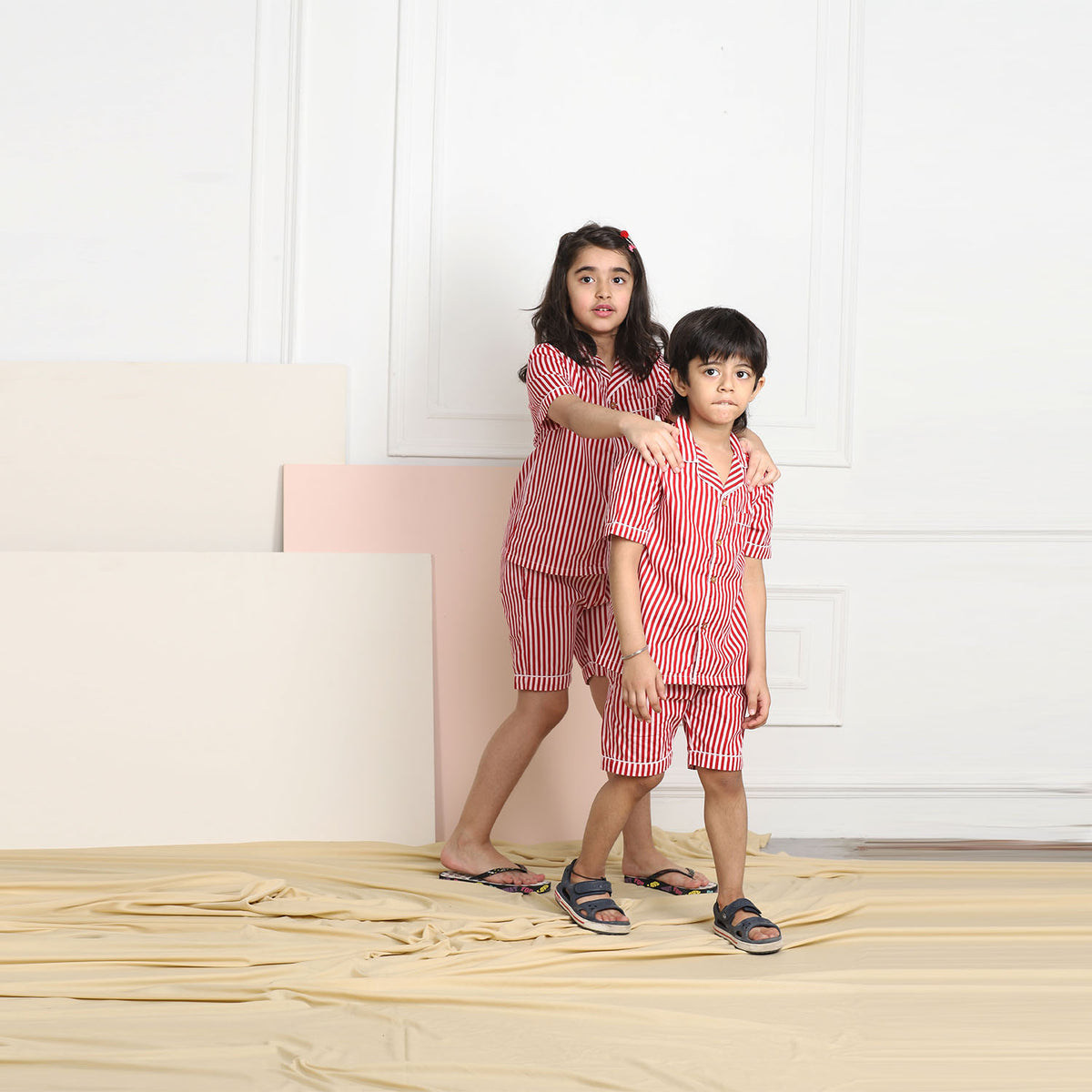 Monos de dormir unisex a rayas rojas con muescas