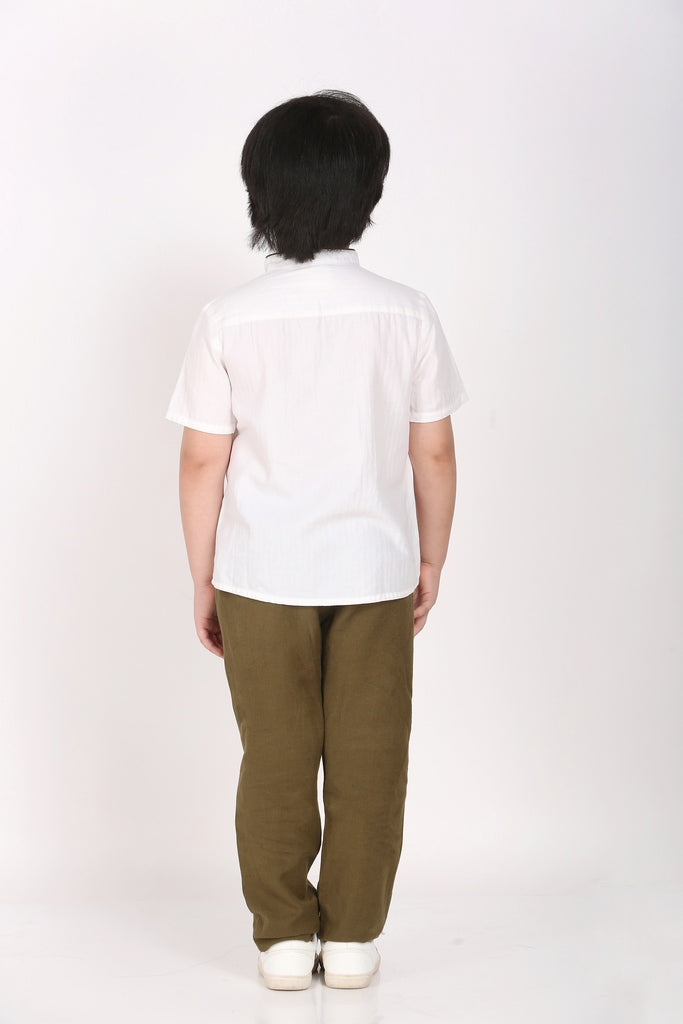 Camisa de cuello mao con joggers color oliva