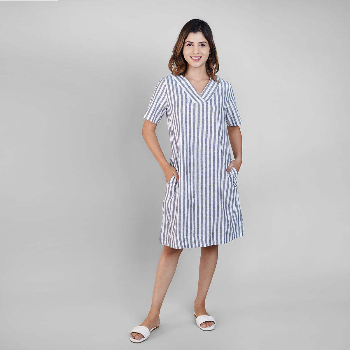 Vestido de Lino Acampanado a Rayas Blancas y Grises para Mujer