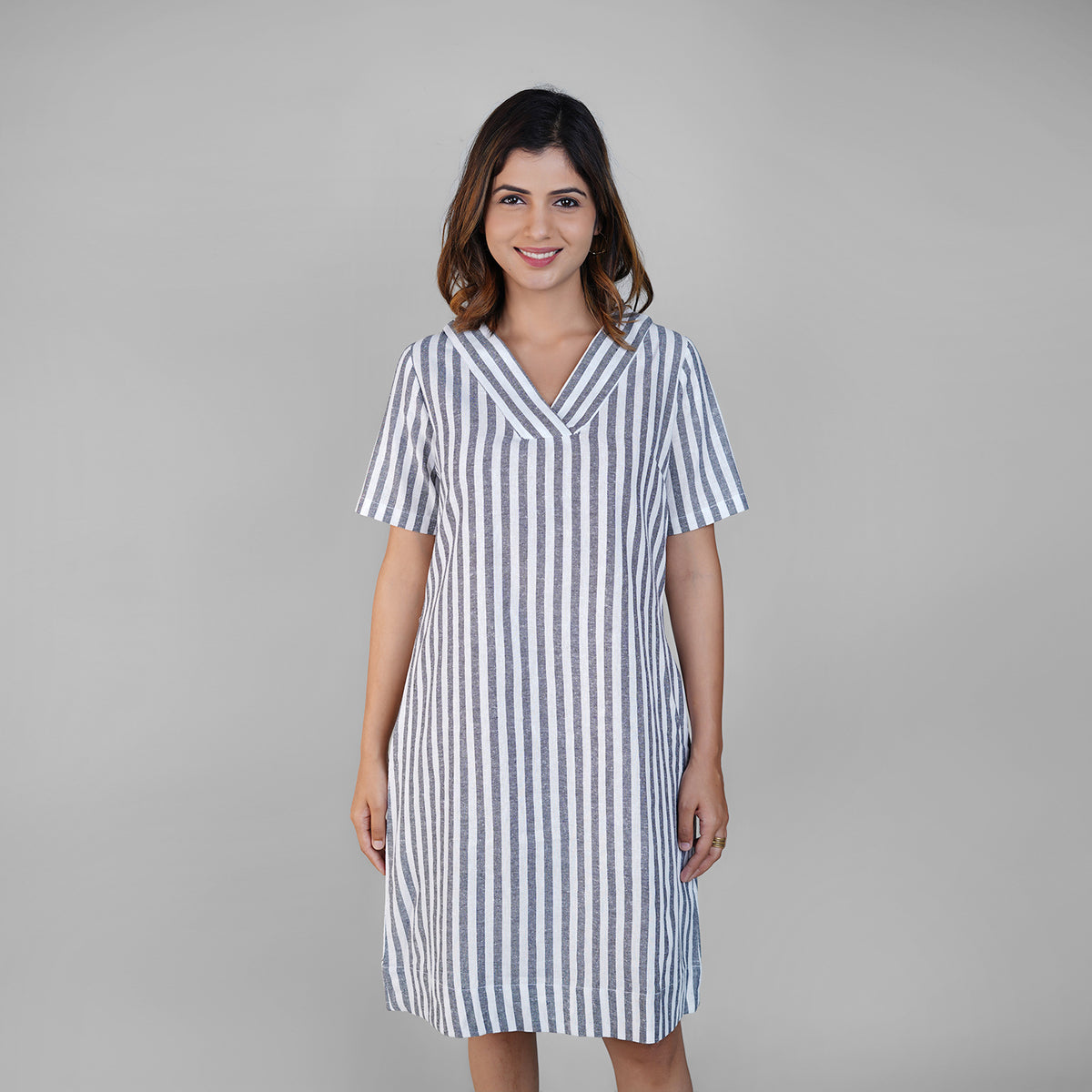 Vestido de Lino Acampanado a Rayas Blancas y Grises para Mujer