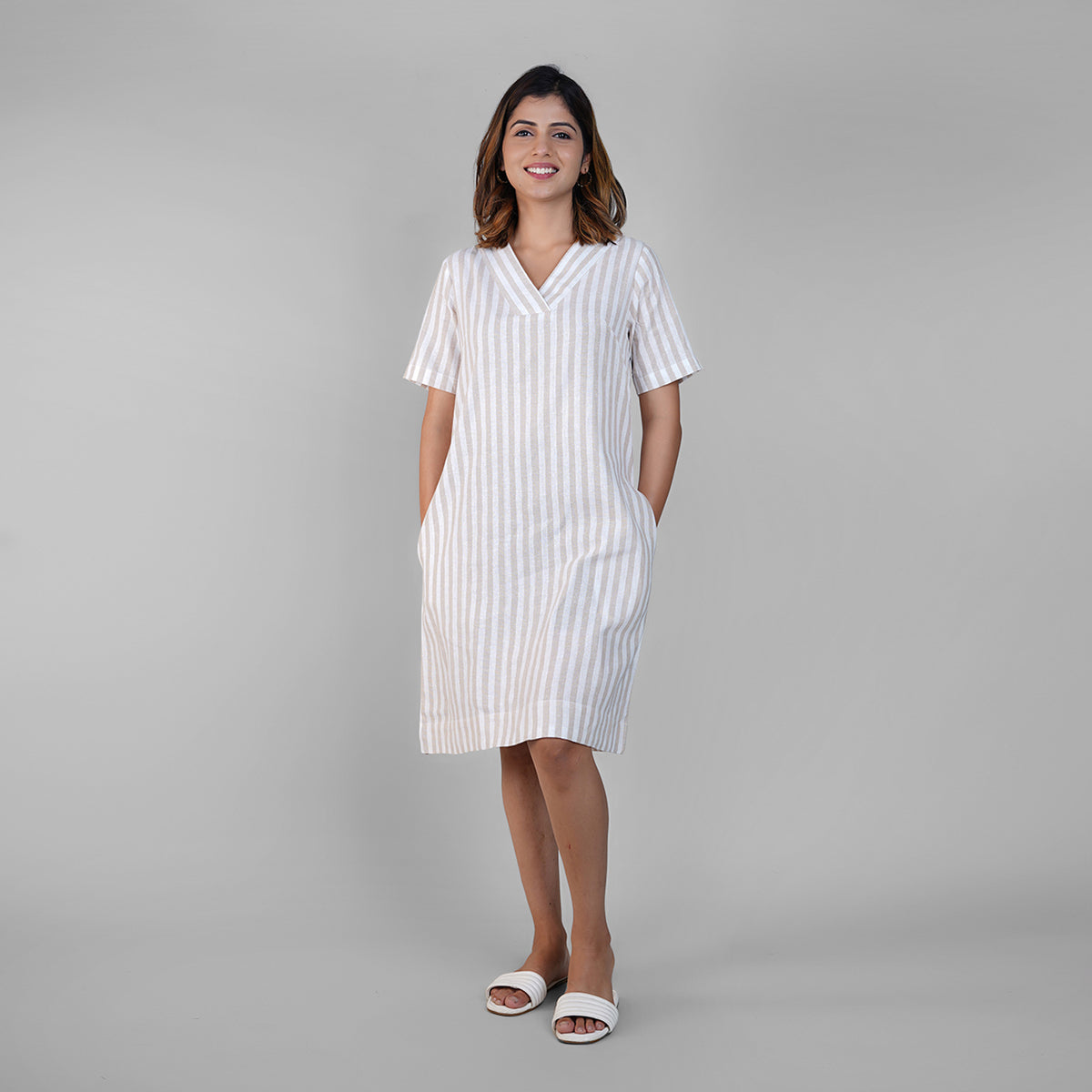 Vestido de lino a rayas blancas y beige con corte en A para mujer