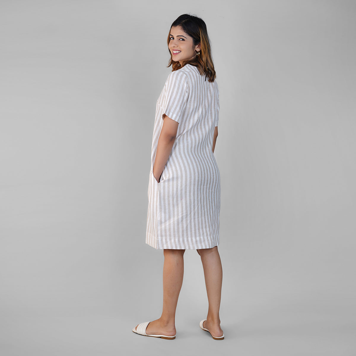 Vestido de lino a rayas blancas y beige con corte en A para mujer