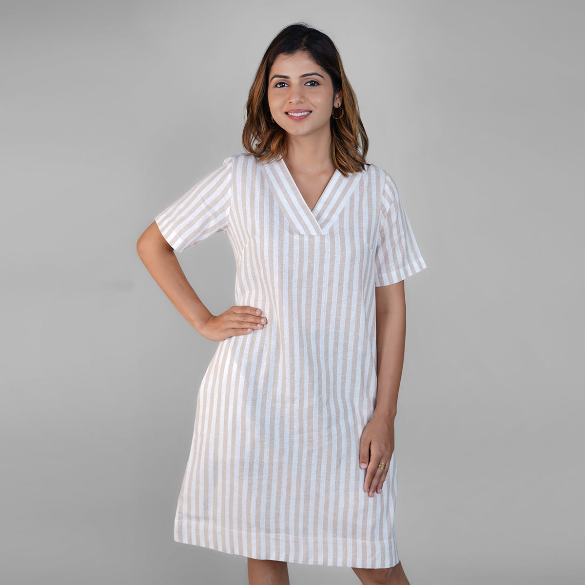 Vestido de lino a rayas blancas y beige con corte en A para mujer