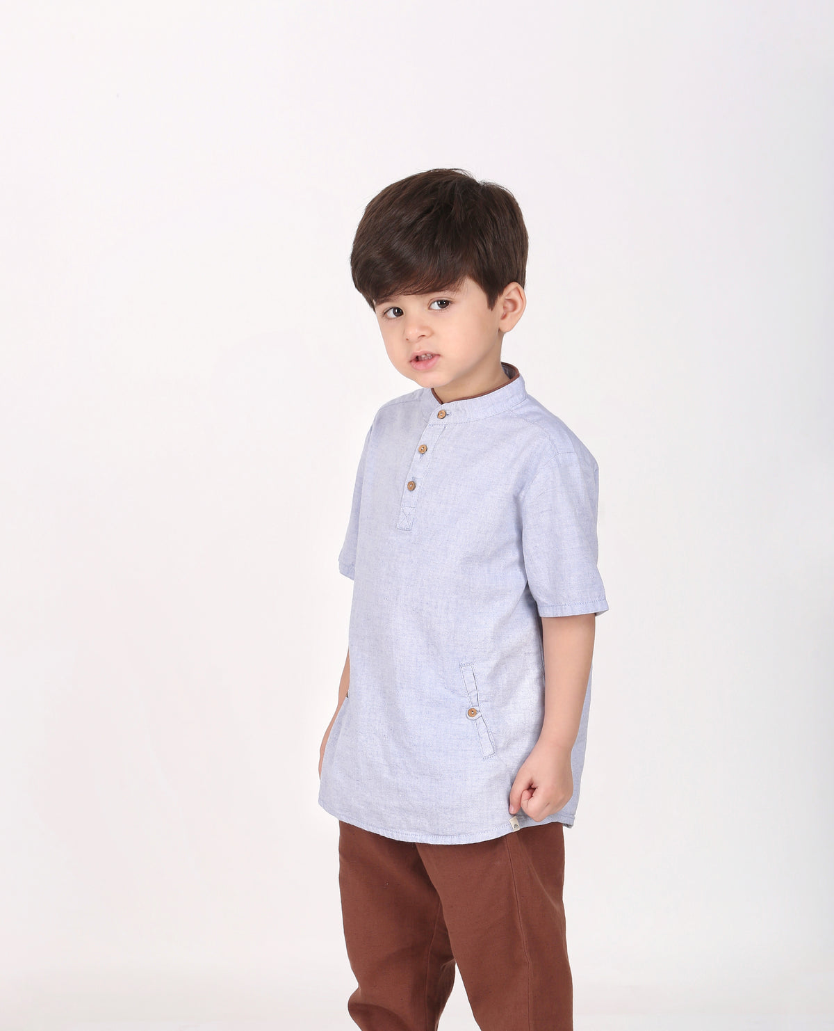 Camisa azul con cuello mandarín y joggers marrones