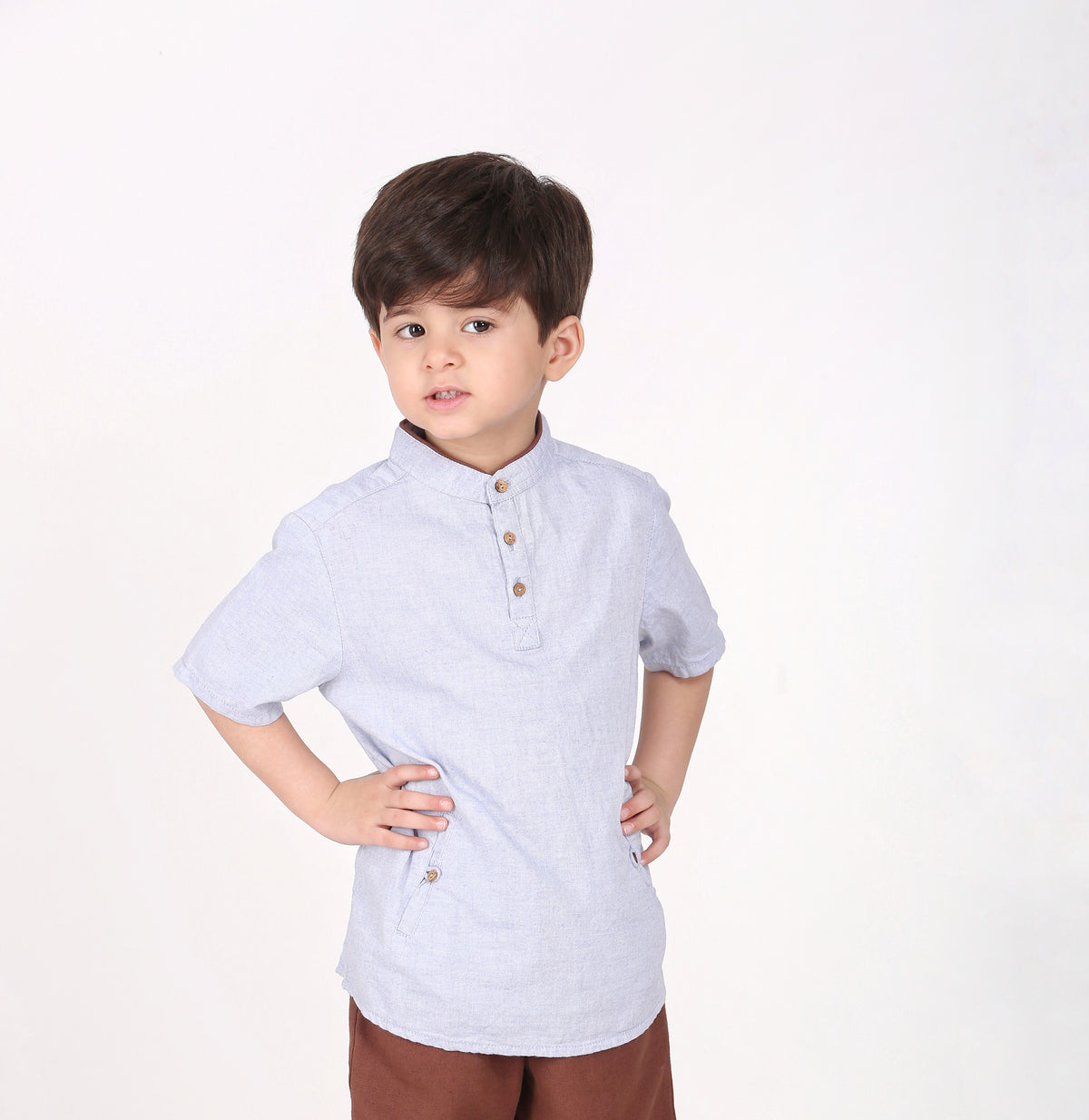 Camisa azul con cuello mandarín y joggers marrones